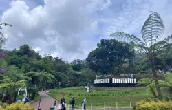 Gerbang utama Dusun Bambu menyambut pengunjung dengan panorama hijau khas Lembang yang menenangkan di Jalan Kolonel Masturi KM 11, Desa Kertawangi, Kecamatan Cisarua, Kabupaten Bandung Barat, (06/11/2025). (Foto: Manda Navizalita)