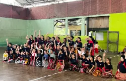Anggota Sanggar Tari Tri berfoto bersama setelah latihan rutin selesai. Gor Barokah Arcamanik, (04/11/25). (Sumber: Dok. Penulis | Foto: Raihan Abner Hasani)