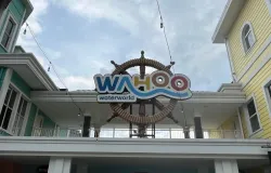 Area masuk Wahoo Waterworld yang menampilkan ikon roda kemudi besar di kawasan Kota Baru Parahyangan, Padalarang, Bandung Barat, Senin (10/11/2025). (Sumber: Dokumentasi penulis | Foto: Adifa Arsyad)