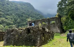 Puing sisa bangunan Stasiun Radio Malabar berlokasi di Jl. Gn. Puntang, Pasirmulya, Kec. Banjaran, Kabupaten Bandung, Jawa barat, 2 November 2025. (Sumber: Dok. Pribadi | Foto: Jelita Maheswari)