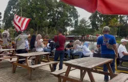 Pengunjung begitu antusias mengantre untuk menunggu giliran menaiki wahana kereta danau di Floating Market Lembang, Kecamatan Lembang, Kabupaten Bandung Barat. (Sumber: Dokumentasi Pribadi | Foto: Claudia Ardhyani)