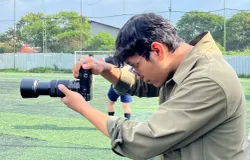 Salah satu pendiri Foursix mengabadikan momen di lapangan mini soccer Bromus Cisaranten. (Sumber: Dokumentasi Penulis).