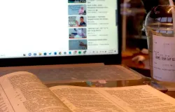 Salah satu mahasiswa sedang mengerjakan tugas di salah satu Café di Kota Bandung (30/10/2025) (Foto: Syifa Givani)