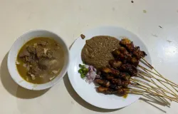 Sate Ayam dan Tongseng Sapi. (Sumber: Dokumentasi Pribadi | Foto: Kahla Qolbiani Rasyad)