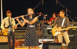Mocca, band pop-jazz indie asal Bandung, adalah salah satu kelompok musik Indonesia yang paling sukses di luar negeri. (Sumber: Wikimedia Commons | Foto: Meutia Chaerani / Indradi Soemardjan)