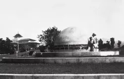 Monumen patung bugil Citarum yang jadi penanda terhubungnya komunikasi suara Bandung-Den Haag via Stasiun Radio Malabar
