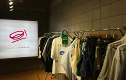 Minimalis tapi bermakna.Setiap garis, setiap huruf, adalah bagian dari perjalanan panjang UNKL347.