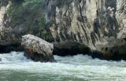 tebing batu unik di Sanghyang Kenit yang dialiri arus sungai deras, menciptakan pemandangan alam yang khas dan menarik perhatian pengunjung (Sumber: Dokumentasi Pribadi | Foto: Nada Ratu Nazzala)