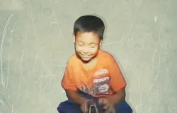 Ponari, si dukun cilik dengan batu petir ajaib dari Jombang yang menggemparkan Indonesia pada 2009.