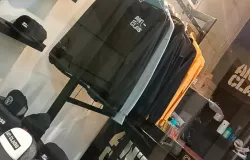 Local brand ANTI CLASS yang menyajikan gaya kekinian di balik Pasar Kosambi Bandung (7/11/2025). (Foto: Randa)