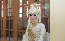 Pengantin wanita tampil anggun dalam balutan Paes Sunda Siger saat hari pernikahannya di Kebon Jeruk, Kec. Andir, Kota Bandung. (Sumber: Dok. Pribadi | Foto: Endang Rachmawati)