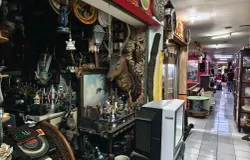 Suasana Pasar Antik Cikapundung di lantai 3 Cikapundung Electronic Center yang menjadi surga bagi para pencinta barang klasik, Pasar Antik Cikapundung, Bandung, Rabu (29/10/2025). (Sumber: Author | Foto: Author)