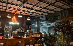 Suasana Rasa Kopi Bandung menampilkan kenyamanan dan melihatkan konsep open bar. Perumahan palem 1 residence Blok A6, Sukapura, Dayeuhkolot, Bandung City, (27/10/2025) (Foto: Bintang Haiban))