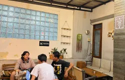 Suasana menggambarkan keakraban dan semangat bertukar pikiran mahasiswa saat mereka sedang berdiskusi di Rasa Kopi Bandung. Perumahan palem 1 residence Blok A6, Sukapura, Dayeuhkolot, Bandung City, (27/10/2025). (Foto: Bintang Haiban)