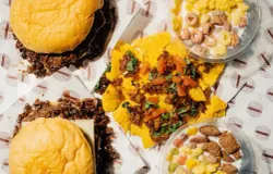 Burger Manise menyajikan berbagai menu makanan di Taman Cibeunying Utara dengan konsep unik dan baru. (03/08/2025) (Sumber: Sumber: Hana Pertiwi)