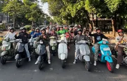 WK Scoot Bandung terlihat berjejer rapi di Jalan Taman Citarum saat melakukan Sunday Morning Ride, Jumat (27/10/2024). (Sumber: Instagram | Foto: Arlo Aulia)