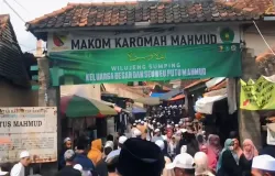 Para pengunjung bersemangat memenuhi wisata religi di Kampung Mahmud, Desa Mekar Rahayu, Kecamatan Margaasih, Kabupaten Bandung, Senin (14/04/25). (Sumber: Dokumentasi Narasumber)