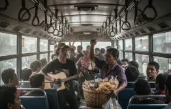 Ilustrasi yang menggambarkan suasana dalam bus DAMRI (Sumber: Gemini AI)