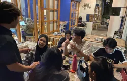 Suasana menggambarkan anak muda menikmati waktu bersama menggunakan bahasa gaul Sunda modern dalam percakapan mereka di kafe kecil di Jalan Riau (28/10/2025). (Sumber: Dokumentasi Penulis).