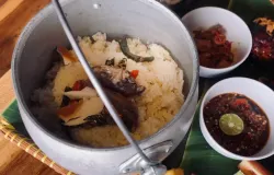 Perpaduan sambal dan nasi liwet best seller DeTuik Resto. (Foto: Nabella Putri Sanrissa)