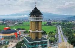 Menara Sabilulunga, salah satu ikon baru Soreang. (Sumber: Wikimedia)