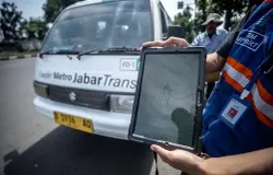 Metro Jabar Trans (MJT) dan feeder MJT, sebuah program yang diharapkan mampu menjadi solusi terciptanya tranportasi publik yang terintegrasi di Bandung Raya. (Sumber: Ayobandung.id | Foto: Kavin Faza)
