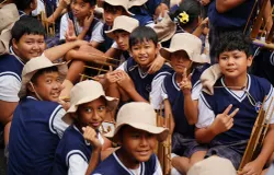 Anak-anak sekolah berlatih angklung. (Sumber: Pexels/Jofan Muliawan Putra)