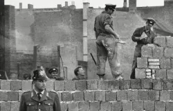 Pembangunan Tembok Berlin. (Sumber: Britannica)
