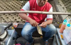 Mang Iwan sedang menyiapkan pesanan. (Sumber: Dok. Penulis | Foto: Inggrid Aulia Kusumawardhani)