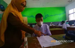 Ilustrasi Oemar Bakri. Untuk semua guru-guru, mulai jasamu akan kami kenang. Tetaplah menjadi pelita untuk anak bangsa. (Sumber: Ayobandung.com | Foto: Irfan Al-Faritsi)