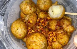 Di beberapa pinggiran jalan Bandung, ada satu jajanan kaki lima yang hampir tak pernah sepi pembeli yaitu Cimol Bojot Aa. (Sumber: Dokumentasi Penulis).