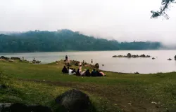 Situ Patenggang di kawasan Ciwidey, Kabupaten Bandung, menyajikan suasana danau yang tenang di tengah udara sejuk pegunungan (Sumber: Dok. Pribadi | Foto: Dok. Pribadi)