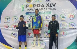 Bersama kedua lawannya yang tangguh, Haikal naik podium. (Sumber: Dokumentasi Penulis | Foto: Yogi Esa Sukma N.)