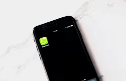 Blokir WhatsApp. Satu klik sederhana, dan seluruh akses komunikasi pun ditutup. (Sumber: Pexels/Image Hunter)