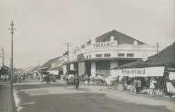 Toko ABC di sekitar Pasar Baru bandung tahun 1920-an. (Sumber: KITLV)