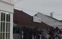 Toko Bernama "Religion" (Sumber: Dokumentasi Pribadi | Foto: Arfi Pandu Dinata)