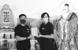 Menerima Kitab Yang Empat Konghucu (Sumber: Dokumentasi Pribadi | Foto: Salah Seorang Kawan Penulis)