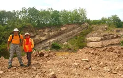 Singkapan patahan di Desa Cibuluh, Kecamatan Ujungjaya, Kabupaten Sumedang. (Sumber: Dokumentasi Penulis | Foto: T Bachtiar)