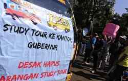 Pekerja Pariwisata Unjukrasa di Gedung Sate Tuntut Cabut Larangan Study Tour. (Sumber: Ayobandung.id | Foto: Irfan Al-Faritsi)
