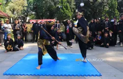 Pesilat dari Paguron Gajah Putih Baleendah menampilkan gerakan pencak silat pada gelaran Bandung Lautan Pangsi, Selasa 11 Juli 2023. (Sumber: Ayobandung.com | Foto: Irfan Al-Faritsi)