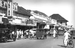 Jalan Raya Pos di Bandung tahun 1938 (Sumber: KITLV)
