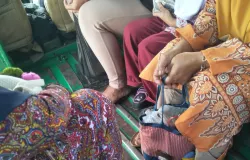Berbagai Pakaian Muslimah, Pakaian Warga yang Jadi Penumpang Angkot (Sumber: Dokumentasi Pribadi | Foto: Arfi Pandu Dinata)