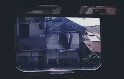 Pemandangan Rumah Rakyat dari Balik Jendela Kereta Lokal Bandung (Sumber: Dokumentasi Pribadi | Foto: Arfi Pandu Dinata)