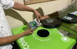 Warga membuang minyak goreng bekas atau jelantah ke dalam tabung UCOllet di Gereja Katolik Hati Tak Bernoda Santa Perawan Maria, Buahbatu, Kota Bandung. (Sumber: ayobandung.id | Foto: Ikbal Tawakal)