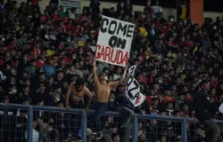 Suporter tim nasional Indonesia. (Sumber: Ayobandung.id | Foto: Kavin Faza)