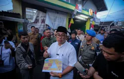 Walikota Bandung Muhammad Farhan mengunjungi Kelurahan Pelindung Hewan yang 62 warganya positif TBC.