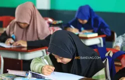 Lomba cerdas cermat, pidato, mewarnai, kaligrafi dan fashion show, dalam rangka memperingati Hari Santri Nasional 2024 yang mengambil tema Menyambung Juang Merengkuh Masa Depan. (Sumber: ayobandung.com | Foto: Irfan Al-Faritsi)