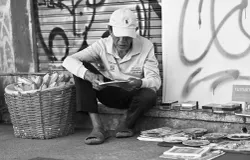 Ilustrasi seorang pria membaca buku. (Sumber: Pexels/Daniel Lee)