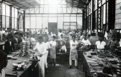 Para buruh sedang bekerja di Artillerie Constructie Winkel (ACW), cikal bakal PT Pindad di Bandung. (Sumber: Tropenmuseum)