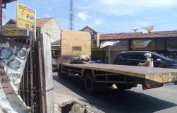 Jam Operasional Kendaraan besar seperti truk seringkali menjadi salah satu penyebab kemacetan di daerah kopo, cibaduyut dan cangkuang (Sumber: Dokumentasi Penulis | Foto: Dias Ashari)